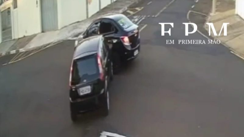 Motorista desrespeita sinal de pare e causa acidente em cruzamento de Franca