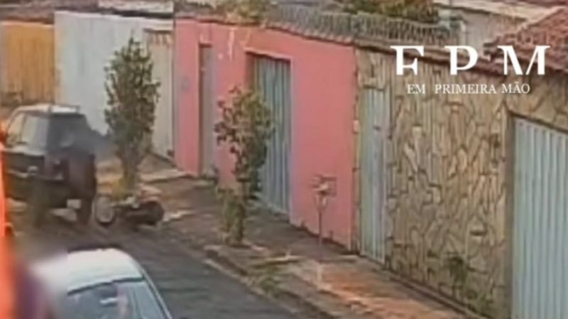 Motorista atinge moto estacionada e foge no Jardim Redentor, em Franca