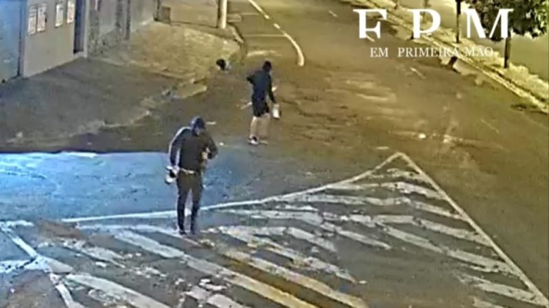 Criminosos são flagrados por câmera de segurança furtando depósito de bebidas no Jardim Petraglia em Franca