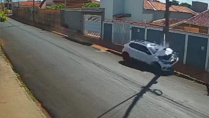 Motorista sofre mal súbito e colide contra poste em Ituverava