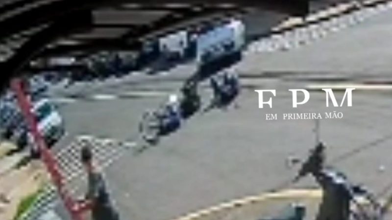 Câmera de segurança registra colisão entre carro e moto que deixou motociclista ferido em Franca