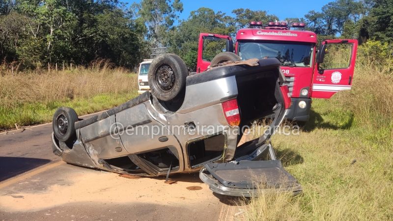 Jovem é socorrido em estado gravíssimo após capotamento entre Franca e Claraval