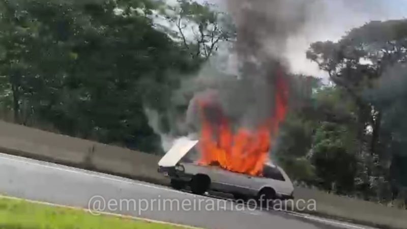 Veículo fica destruído após pegar fogo na rodovia Ronan Rocha, em Franca