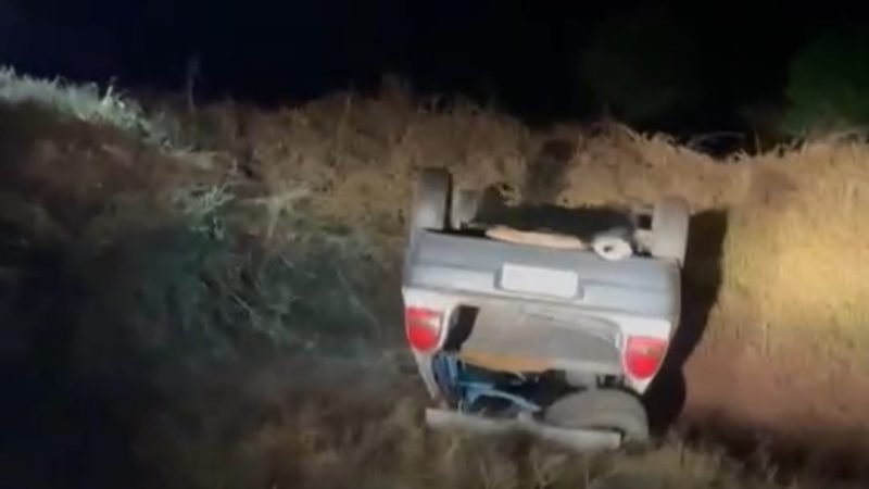 Criminosos capotam carro durante fuga após tentativa de furto de café em Cristais Paulista