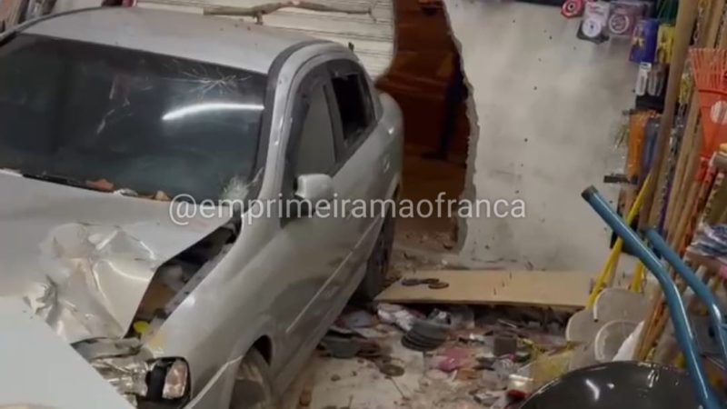 Motorista perde controle de veículo e invade depósito de construção em Franca
