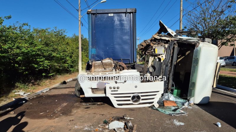 Caminhão colide com outro estacionado e interdita avenida Emílio Paludeto em Franca