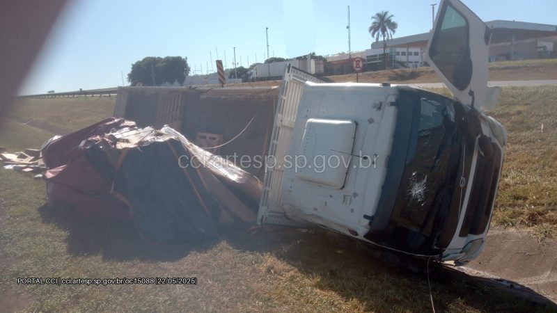 Caminhão desgovernado tomba em canteiro central de rodovia, em Igarapava