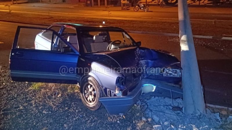 Motorista perde controle de veículo e colide contra poste em avenida de Franca
