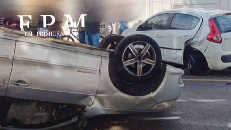 Câmera de segurança registra colisão seguida de capotamento em avenida de Franca