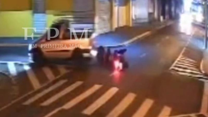 Motorista trafega na contramão, avança pare, causa acidente e foge sem prestar socorro, em Franca
