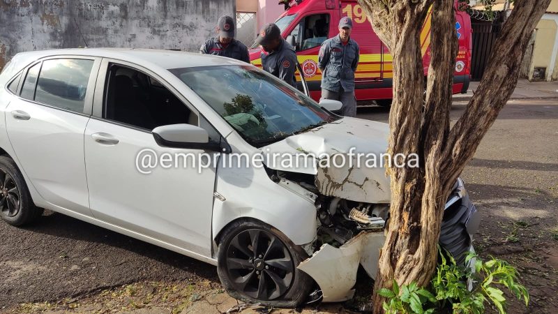 Motorista perde controle de veículo e bate em árvore na Vila Rezende, em Franca