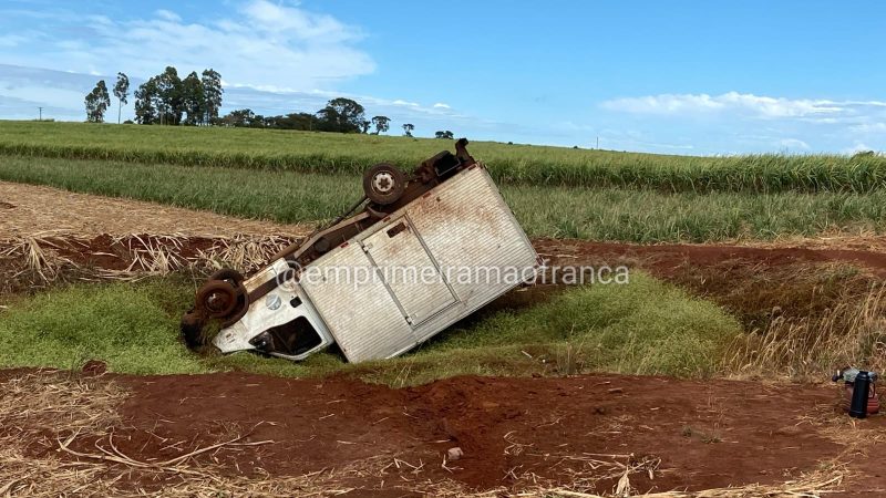 Motorista sai ileso após capotamento em rodovia da região