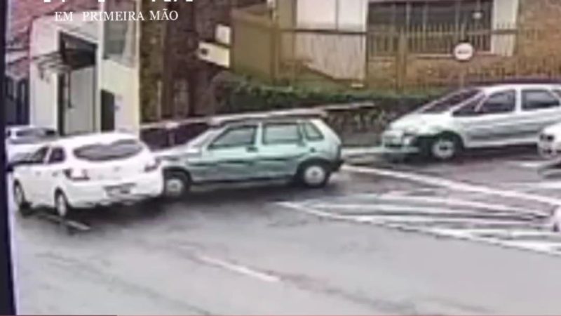 Câmeras de segurança registram colisão entre veículos em cruzamento no Centro de Franca