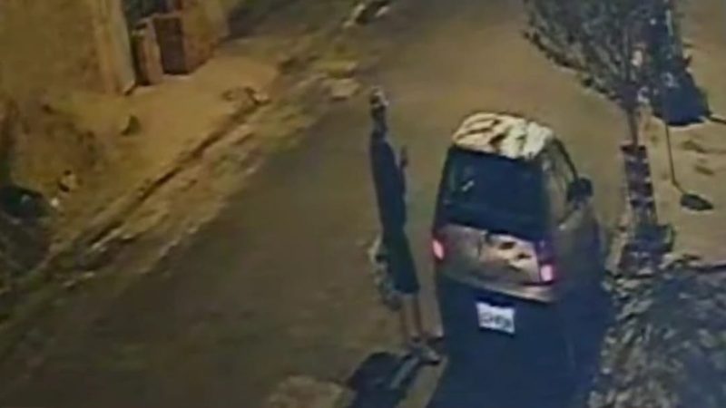 Criminoso é flagrado por câmera de segurança furtando objetos dentro de veículo em Franca
