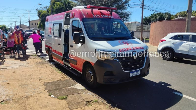 Adolescente em bicicleta avança sinal de pare e colide com carro na zona Oeste de Franca