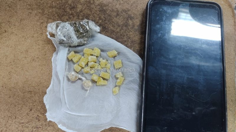 Homem é detido pela Polícia Militar com drogas durante patrulhamento no Parque do Horto