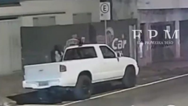 Criminoso é flagrado por câmera de segurança furtando caminhonete na Vila Santa Cruz, em Franca