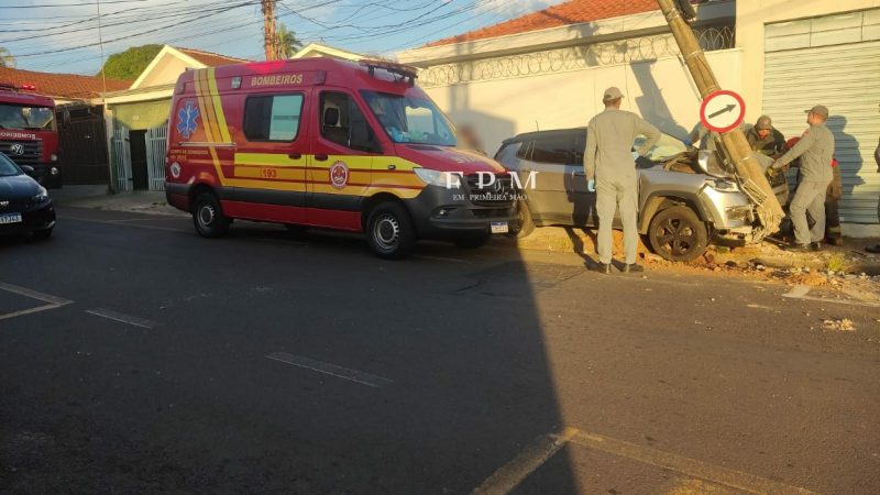 Mulher perde controle de veículo e colide contra poste na Vila Industrial em Franca