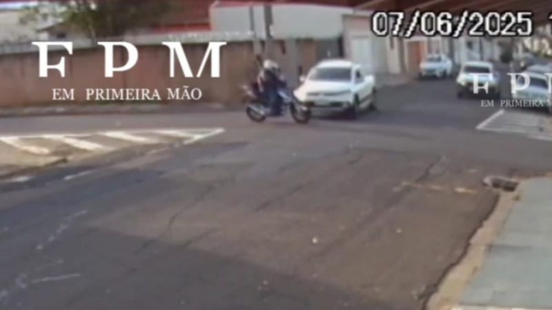 Câmera de segurança registra momento em que motociclista na contramão é atingido por veículo