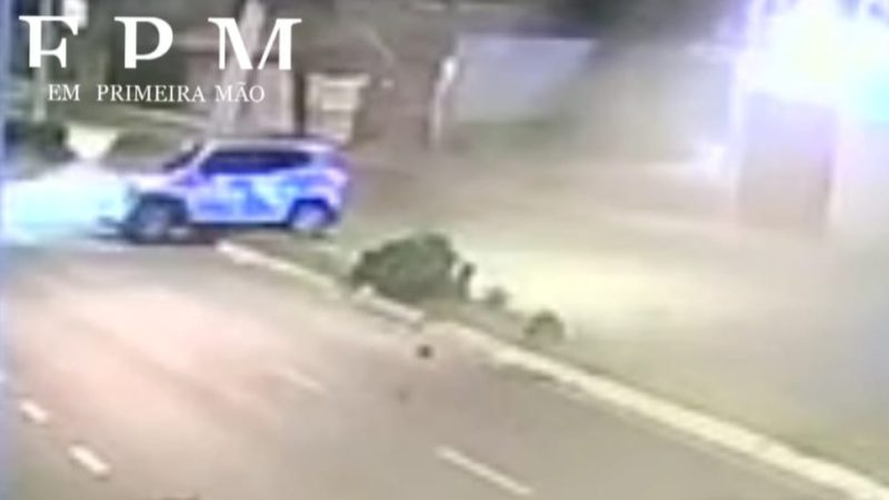 Motorista perde controle e colide contra postes em avenida de Franca