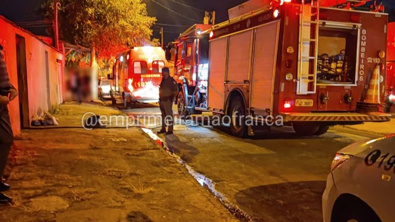 Incêndio em residência mobiliza Corpo de Bombeiros no bairro Miramontes, em Franca
