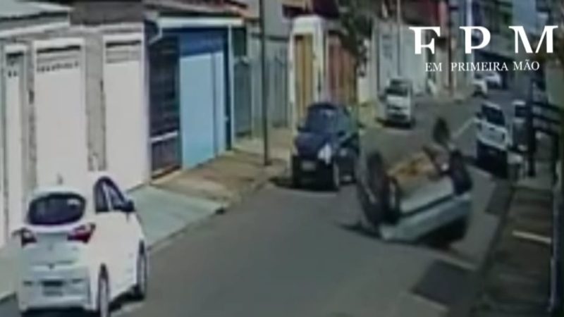Colisão seguida de capotamento é registrada por câmera de segurança em Franca