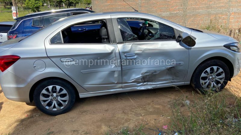 Mãe e filha ficam gravemente feridas após colisão entre carro e moto em avenida de Franca