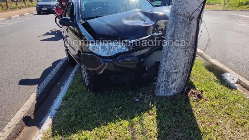 Mulher perde o controle de carro e atinge poste em avenida de Franca