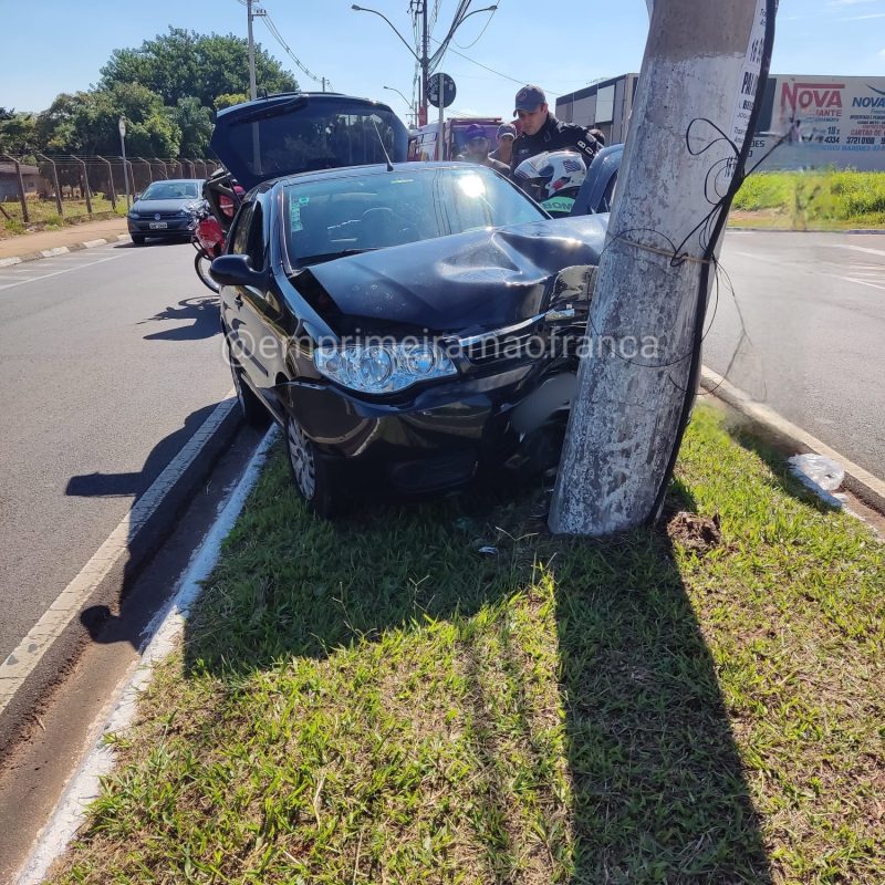 Mulher perde o controle de carro e atinge poste em avenida de Franca