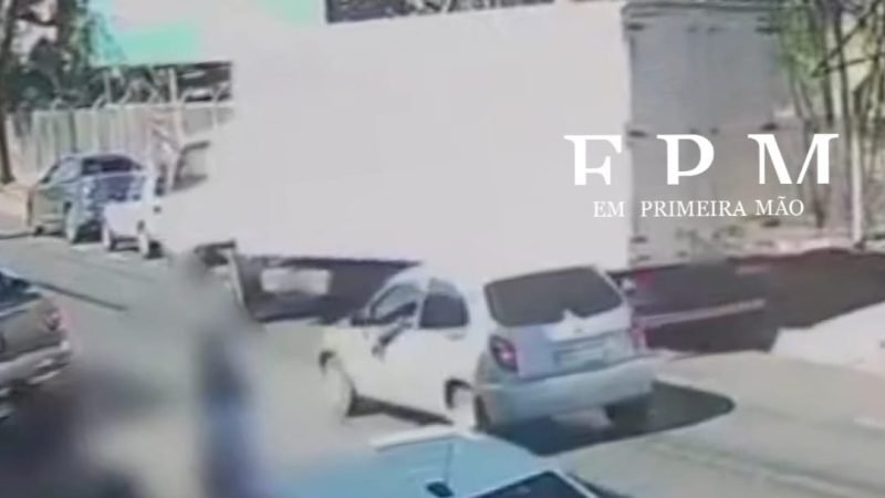 Colisão entre carro e caminhão deixa motorista ferido em Franca