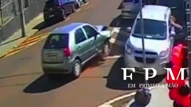 Câmera de segurança registra acidente envolvendo três carros em Franca