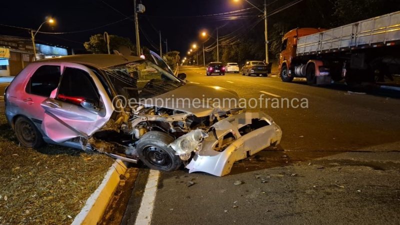 Carro fica destruído após colidir com carreta em avenida de Franca