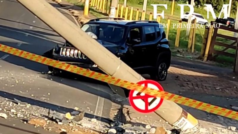 Motorista desvia de cachorro, perde controle e colide contra poste em Franca