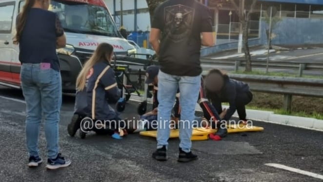 Ciclista fica gravemente ferido em acidente na avenida Alonso y Alonso, em Franca