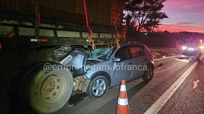 Colisão traseira entre carro e caminhão por pouco não termina em tragédia na Ronan Rocha