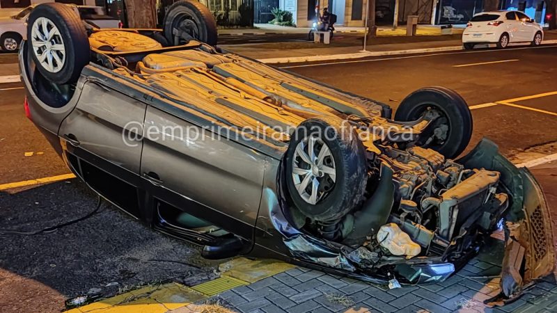 Motorista foge após capotar veículo na Avenida Major Nicácio, em Franca