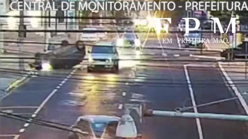 Câmeras de segurança registram colisão seguida de capotamento em avenida de Franca