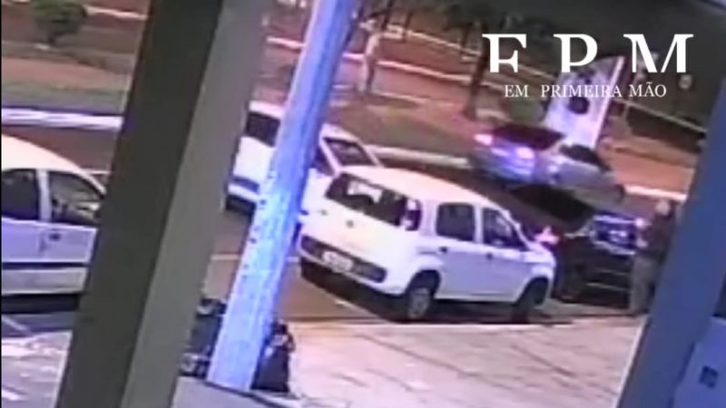 Motorista foge após colidir com veículo estacionado em avenida de Franca