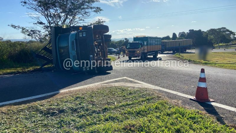Caminhão boiadeiro tomba na rodovia Ronan Rocha em Patrocínio Paulista