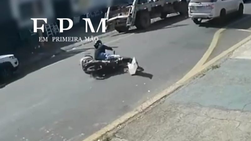 Câmeras de segurança flagram papelão voando e derrubando entregador em Franca