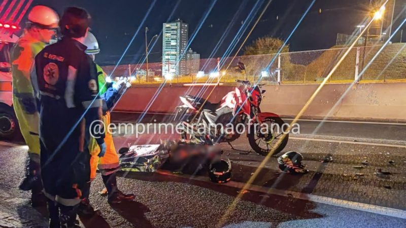 Motociclista morre após colidir em traseira de caminhão na Cândido Portinari, em Franca
