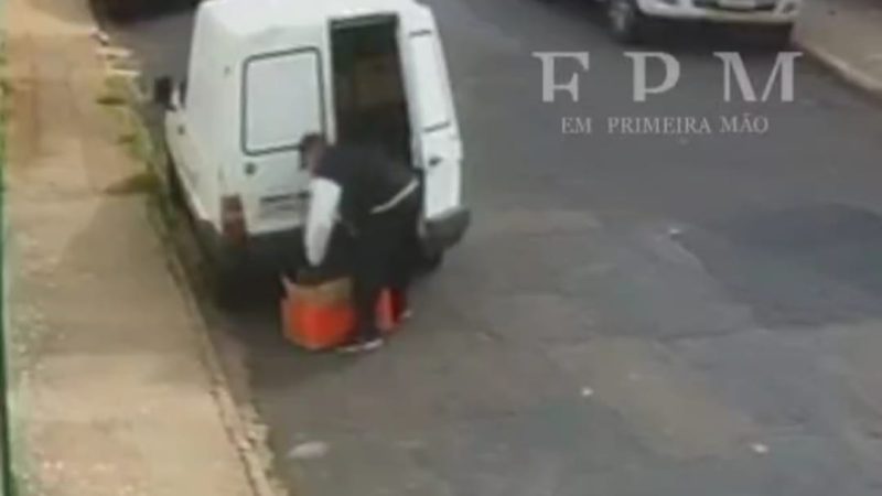 Criminoso é flagrado por câmera de segurança furtando objetos de interior de veículo em Franca
