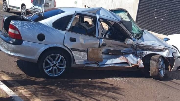 Câmera de segurança registra grave acidente entre carro e caminhão em cruzamento de Igarapava