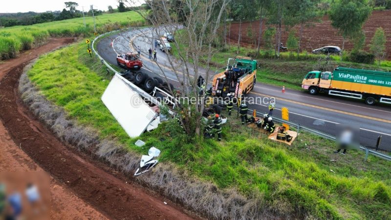 Uma pessoa morreu e outra ficou gravemente ferida após um capotamento de caminhão em rodovia da região