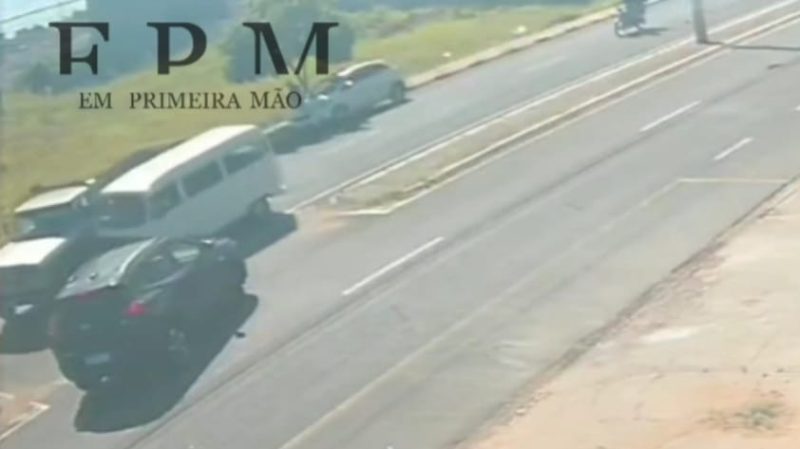 Colisão entre Kombi e caminhão é registrada por câmera de segurança em avenida de Franca