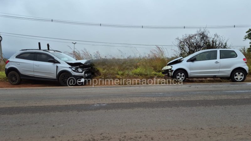 Colisão frontal entre dois veículos é registrada na rodovia João Traficante, em Franca
