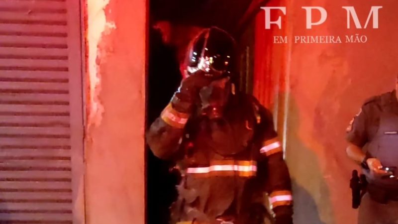 Incêndio em residência mobiliza equipes do Corpo de Bombeiros na Vila Santa Terezinha, em Franca