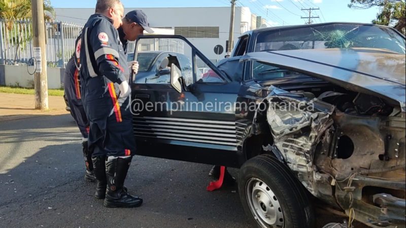 Motorista perde controle de veículo, atinge carro parado e bate em poste em avenida de Franca