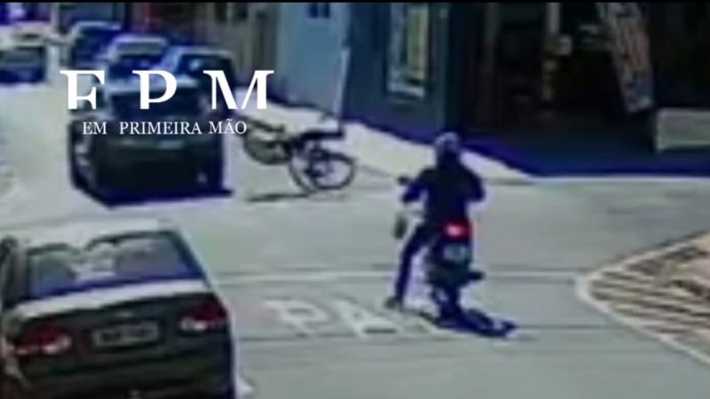 Ciclista na contramão se envolve em acidente no Centro de Franca; ele recusa atendimento e deixa o local