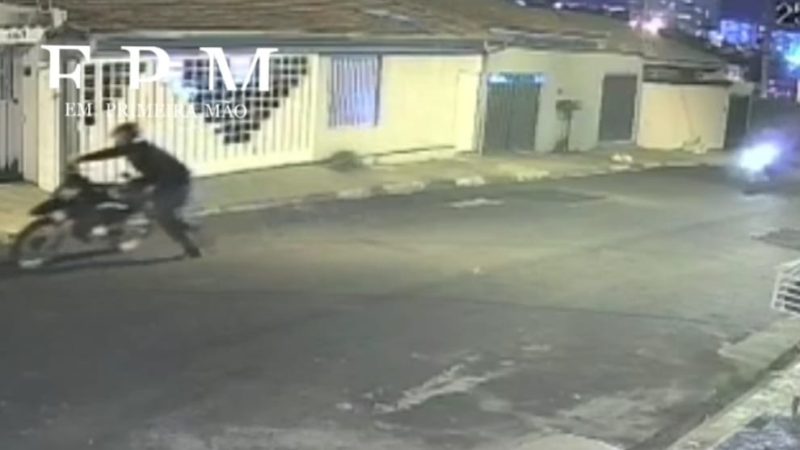 Criminosos são flagrados por câmera de segurança furtando moto no Jardim Francano, em Franca